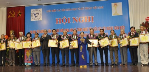 Во Вьетнаме чествован 51 интеллигент в сфере науки и технологий 2015 года  - ảnh 1